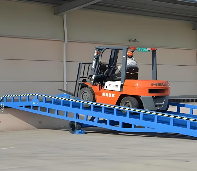 三才镇移动式卸货平台（叉车用）